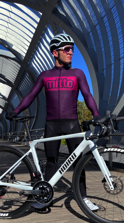 Ciclista posando con un maillot MITTO